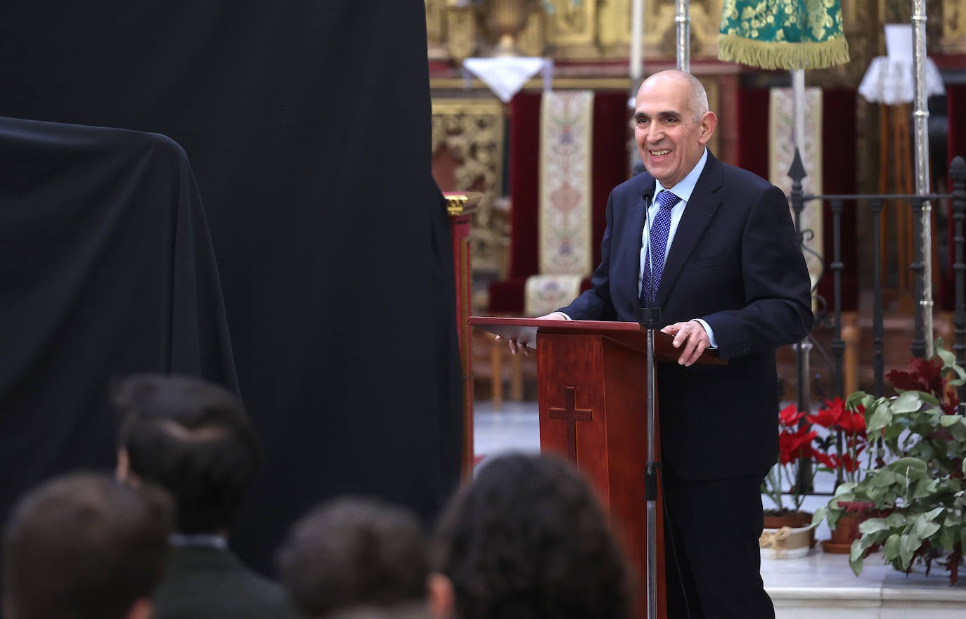 La bendición de la bambalina frontal de la Esperanza de Córdoba, en imágenes