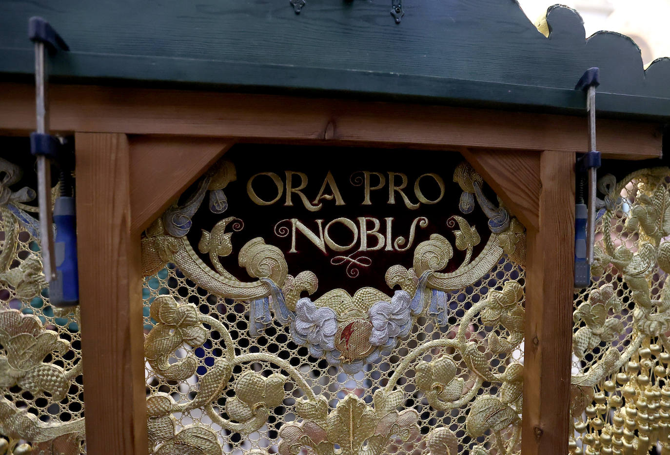 La bendición de la bambalina frontal de la Esperanza de Córdoba, en imágenes