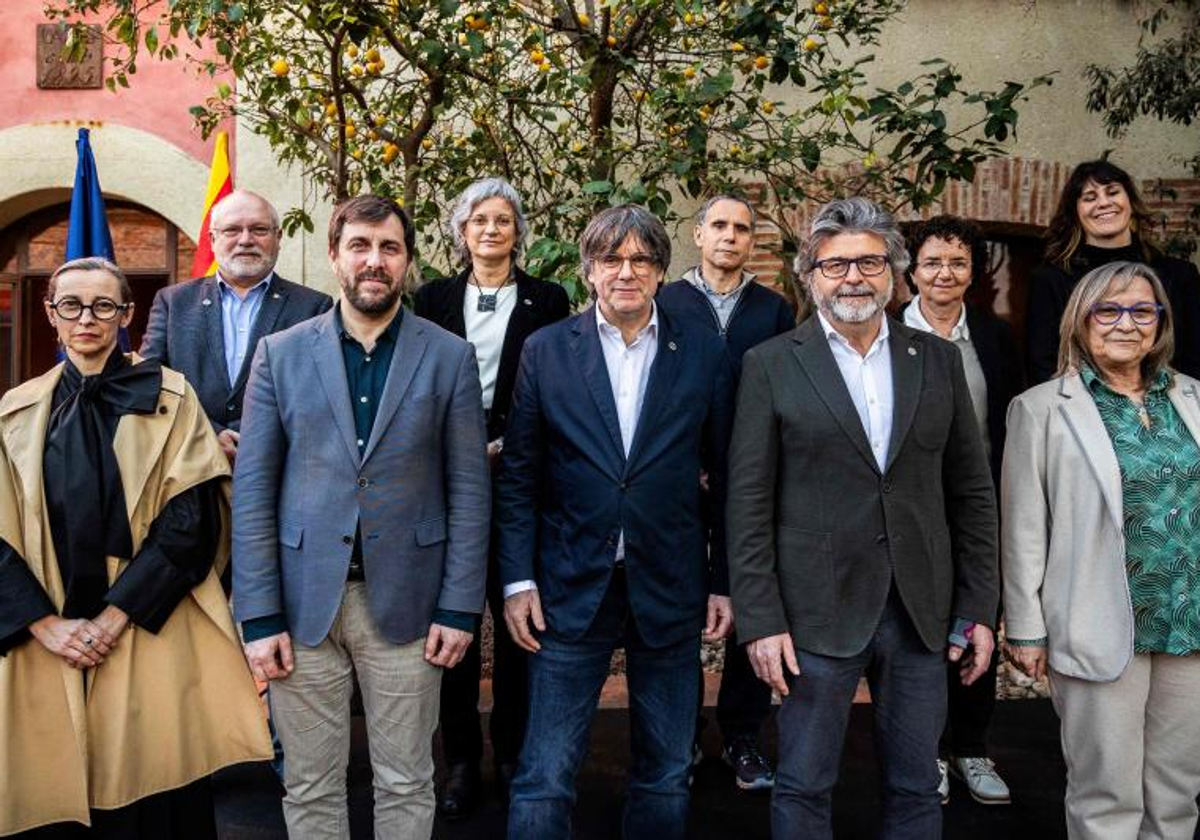 Carles Puigdemont, entre Toni Comín y Antoni Castellà, en una imagen de la dirección del Consell de la República de marzo de 2024