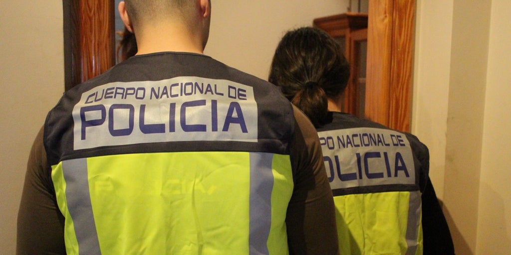 Un policía de paisano pilla in fraganti a dos timadores del tocomocho con la lotería a ancianos en la calle