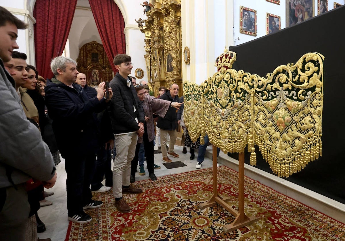 Presentación de la bambalina frontal del palio de María Sabtísima de la Esperanza