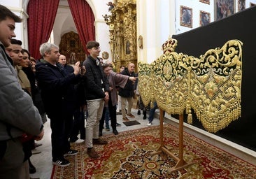 La bendición de la bambalina frontal de la Esperanza, en imágenes