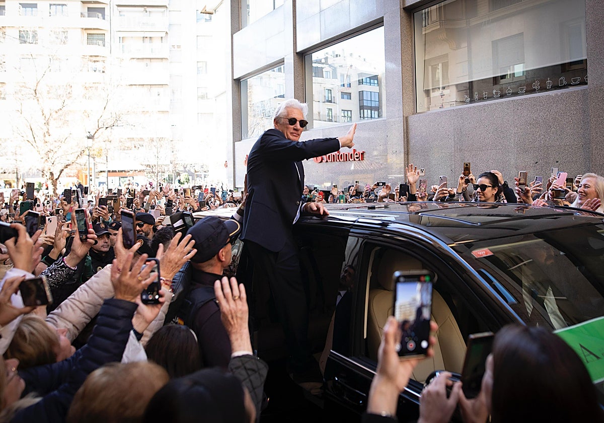 Richard Gere, en pleno baño de multitudes antes de intervenir en el teatro Isabel la Católica