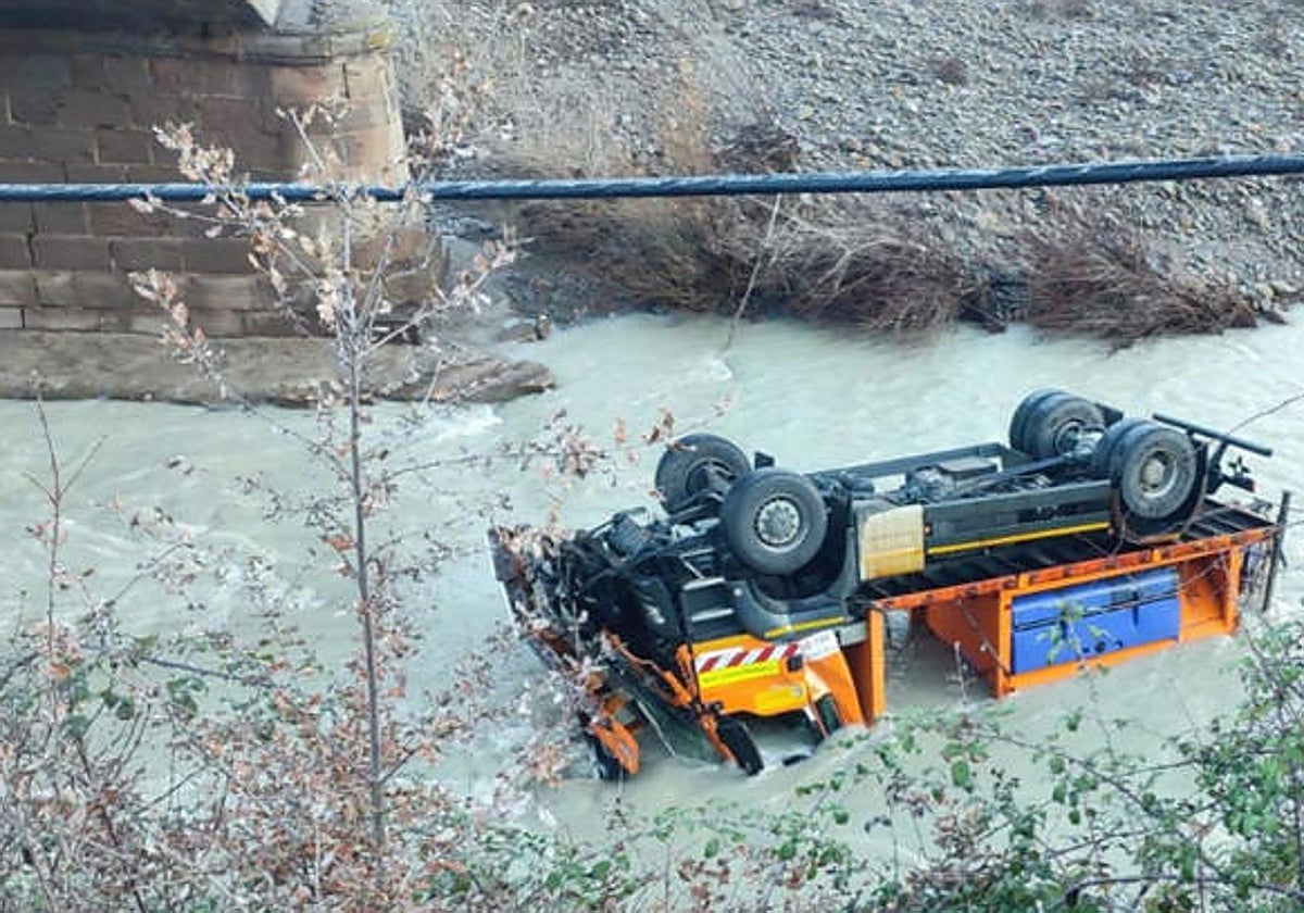 Captura de un vídeo de la Guardia Civil sobre el suceso. La máquina ha quedado tendida boca abajo sobre el lecho del río Aragón
