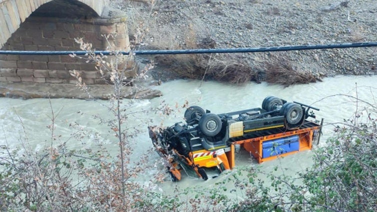 Una máquina quitanieves se precipita unos 15 metros en Puente la Reina de Jaca (Huesca)