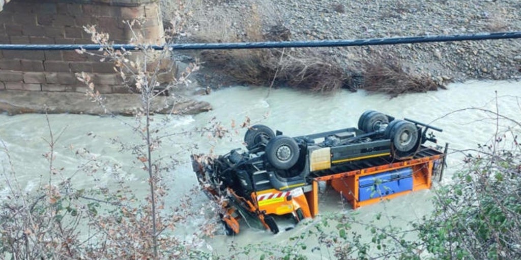 Una máquina quitanieves se precipita unos 15 metros en Puente la Reina de Jaca (Huesca)