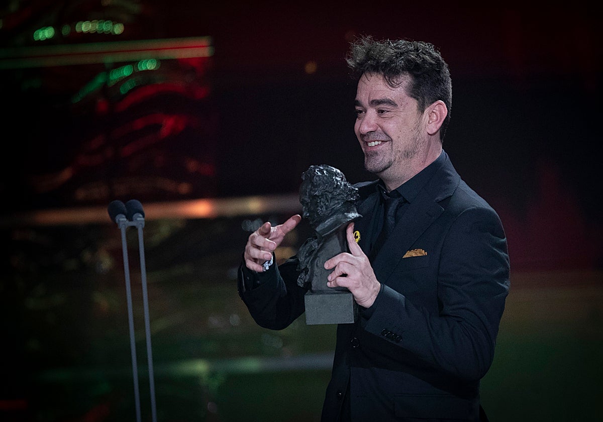 Javier Frutos con su Goya en la mano en el Palacio de Congresos de Granada