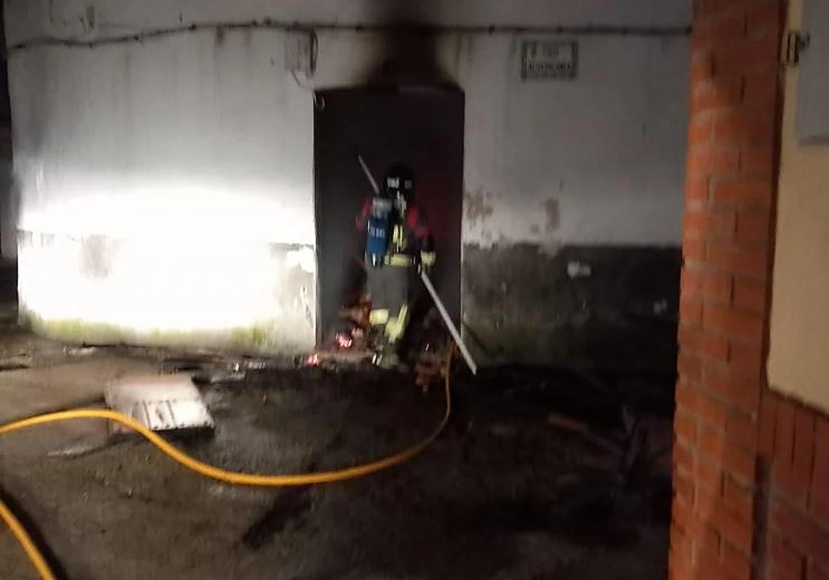 Los bomberos intervienen en la vivienda en Castilblanco