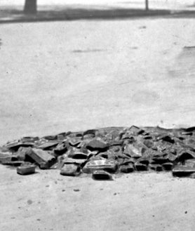 Imagen secundaria 2 - Arriba, obreros asfaltando, en 1900. Abajo, izquierda, otra imagen del asfaltado en la Puerta del Sol, en 1903. Dcha, el asfalto amontonado sobre un bache, en un 'arreglo' muy critcado por la prensa