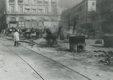 Imagen secundaria 1 - Arriba, obreros asfaltando, en 1900. Abajo, izquierda, otra imagen del asfaltado en la Puerta del Sol, en 1903. Dcha, el asfalto amontonado sobre un bache, en un 'arreglo' muy critcado por la prensa
