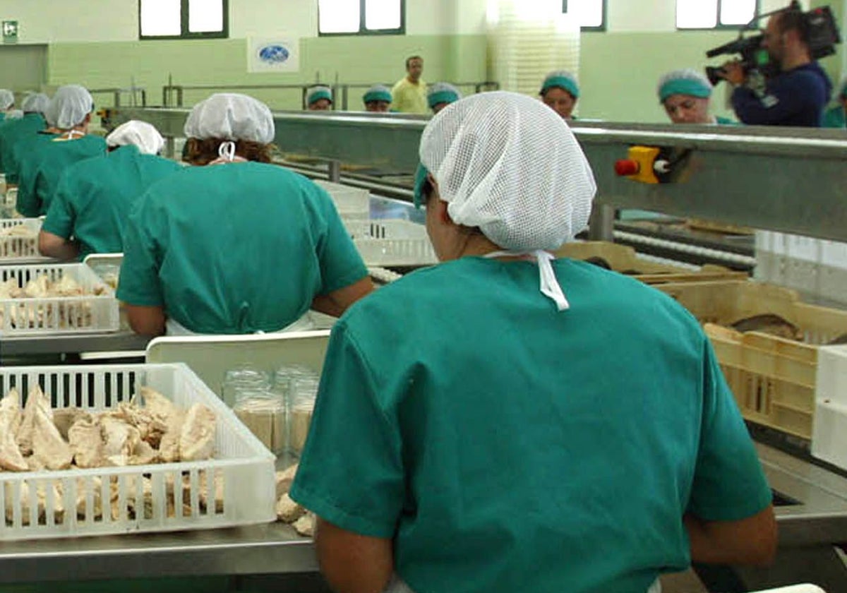 Trabajadoras de una conservera en Burela, imagen de archivo