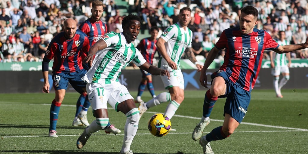 El Córdoba CF cae ante el Huesca (1-2) en un partido con dos caras totalmente opuestas