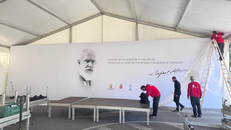 Preparativos en la carpa montada para la ceremonia en homenaje a Rafael Altamira en El Campello