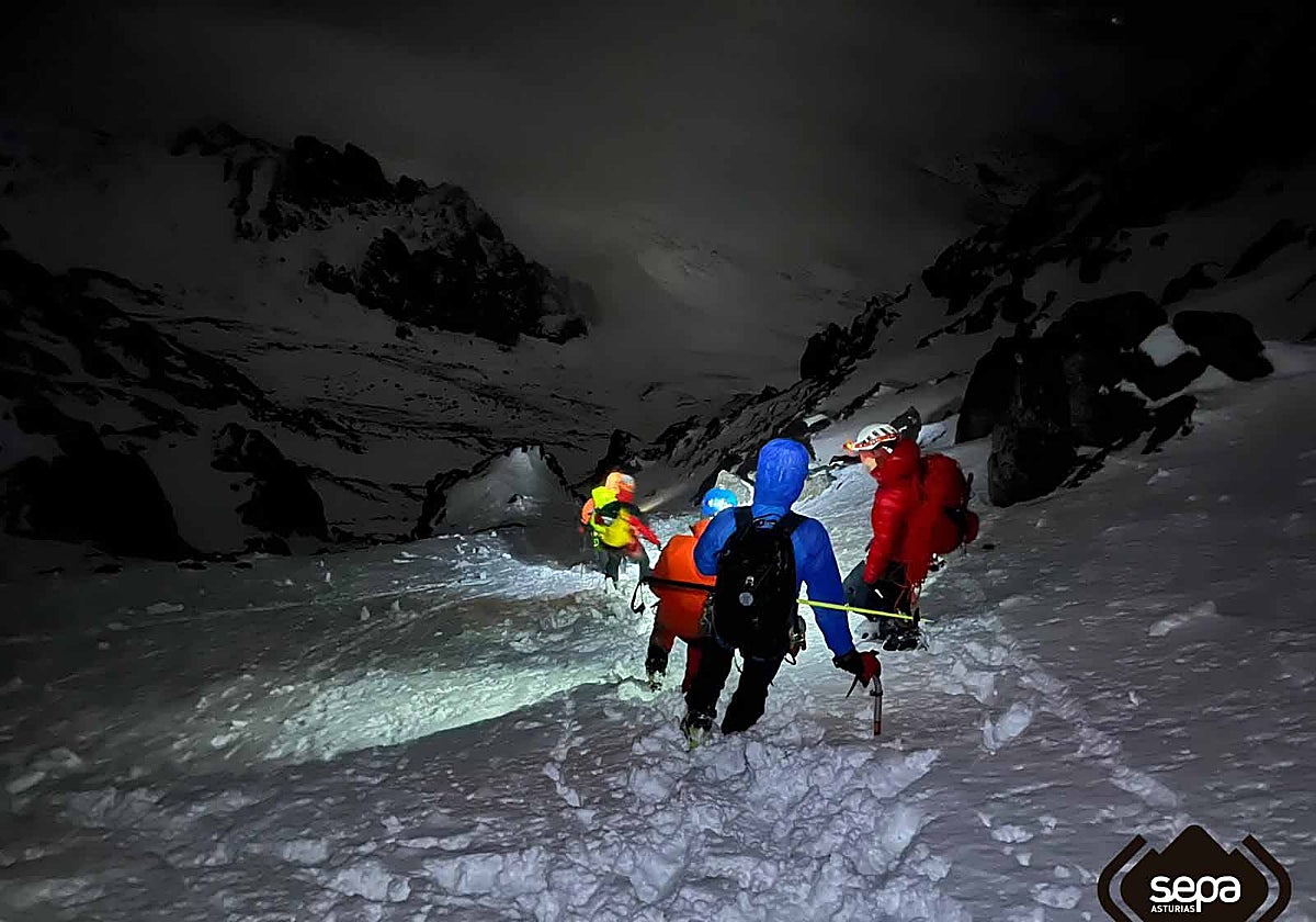Operativo de rescate en la vertiente asturiana de Peña Ubiña