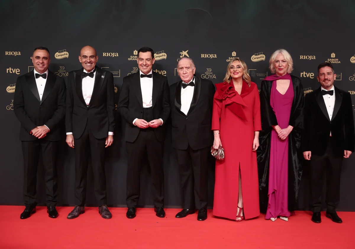 Representantes de instituciones y el director de la Academia de Cine posan en la gala de los Goya