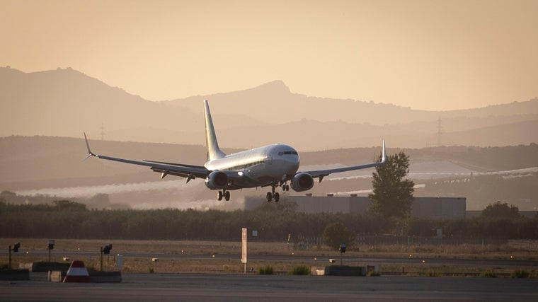 Un avión despega del aeropuerto de Granada, que tiene poca actividad