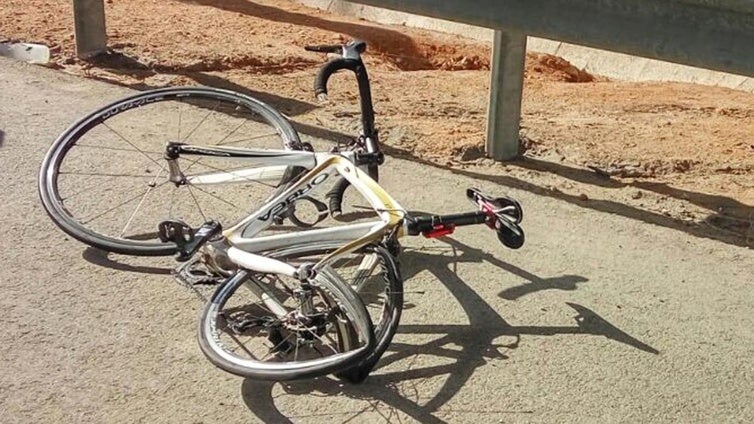 Un ciclista muere atropellado por un coche en Roquetas de Mar