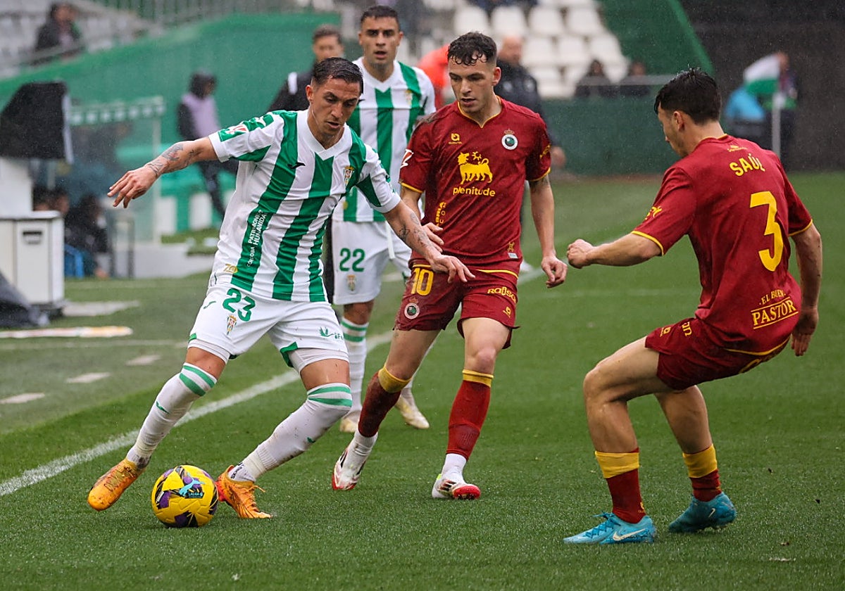 Carracedo conduce el balón durante un partido en El Arcángel