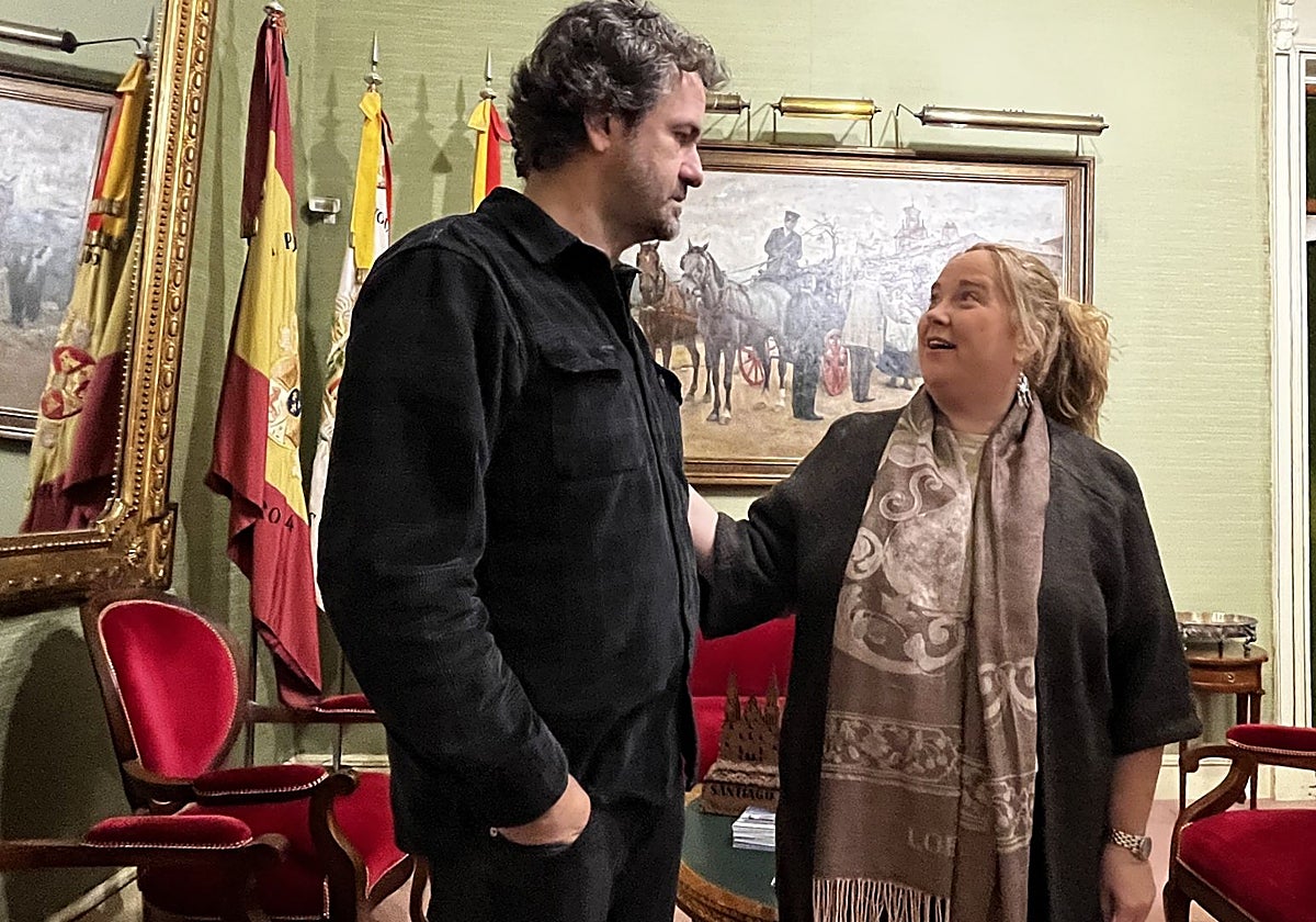 La alcaldesa de Burgos, Cristina Ayala, junto de Diego Galaz, de Fetén Fetén