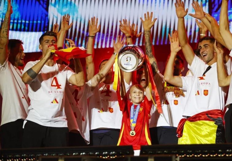 María celebró el año pasado con la selección española su triunfo en la Eurocopa