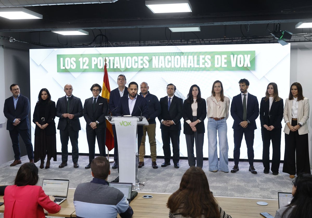 El secretario general de Vox, Ignacio Garriga, al frente de los nuevos portavoces nacionales del partido