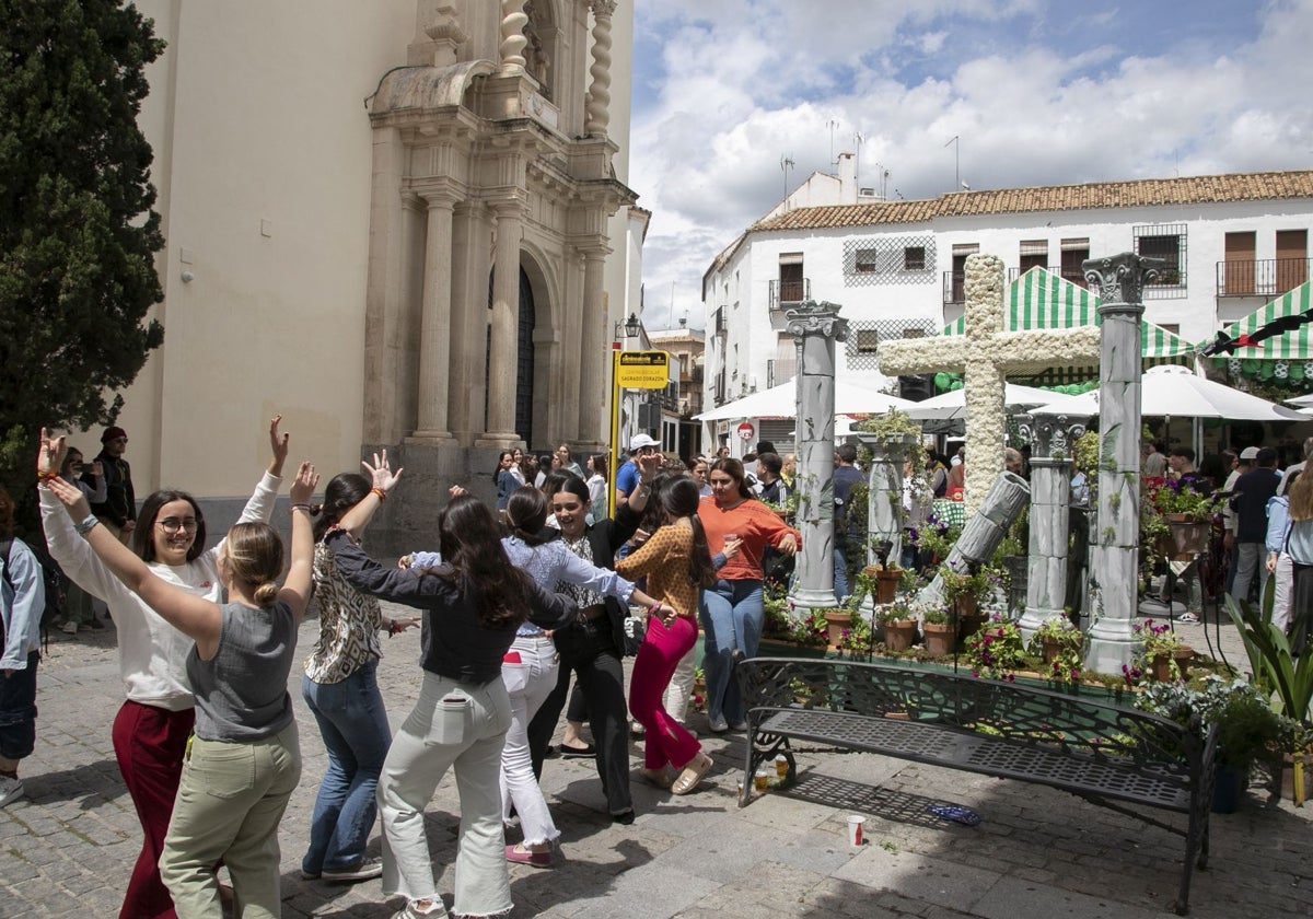 Ambiente en la Cruz de la plaza de la Trinidad