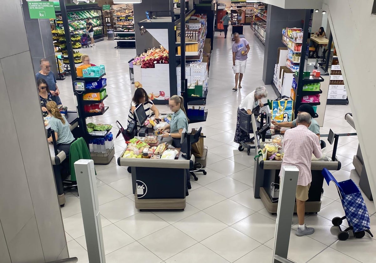 Imagen de archivo de empleados de Mercadona en un supermercado