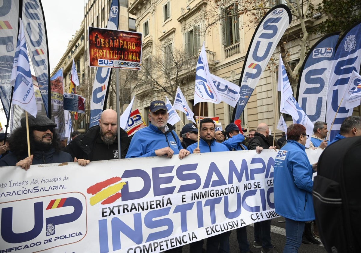 Protesta de policías ante la Delegación del Gobierno en Cataluña por la trasferencia de competencias a los Mossos