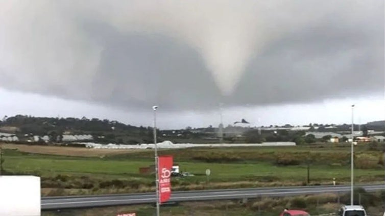 Un tornado destroza tendido eléctrico, árboles y techos de viviendas en Ayamonte