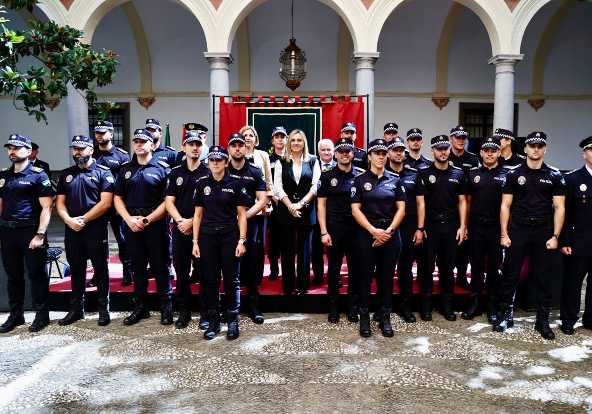 La alcaldesa de Granada, Marifrán Carazo, preside un acto de la Policía Local