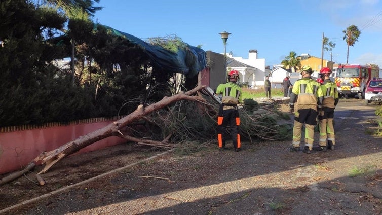 El tornado de Ayamonte deja importantes daños: destroza techos de viviendas, calles, tendidos eléctricos