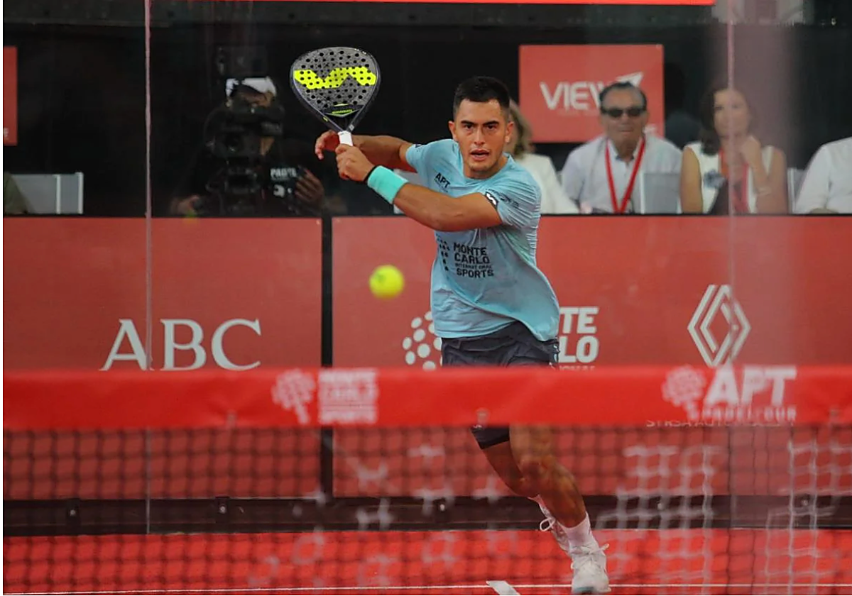 Un jugador de pádel durante una competición