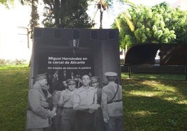 El libro sobre el espacio exterior de lo que fue la enfermería del Reformatorio de Adultos donde expiró el poeta el 28 de marzo de 1942, y donde se levantó un monumento en 1998.