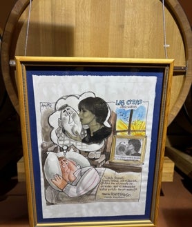 Imagen secundaria 2 - Paco y Manuel, los hijos de Concha Velasco, brindando en la bodega Emilio Moro. Debajo, las etiquetas diseñadas para la ocasión. Viñeta dedicada por Mingote a Concha Velasco