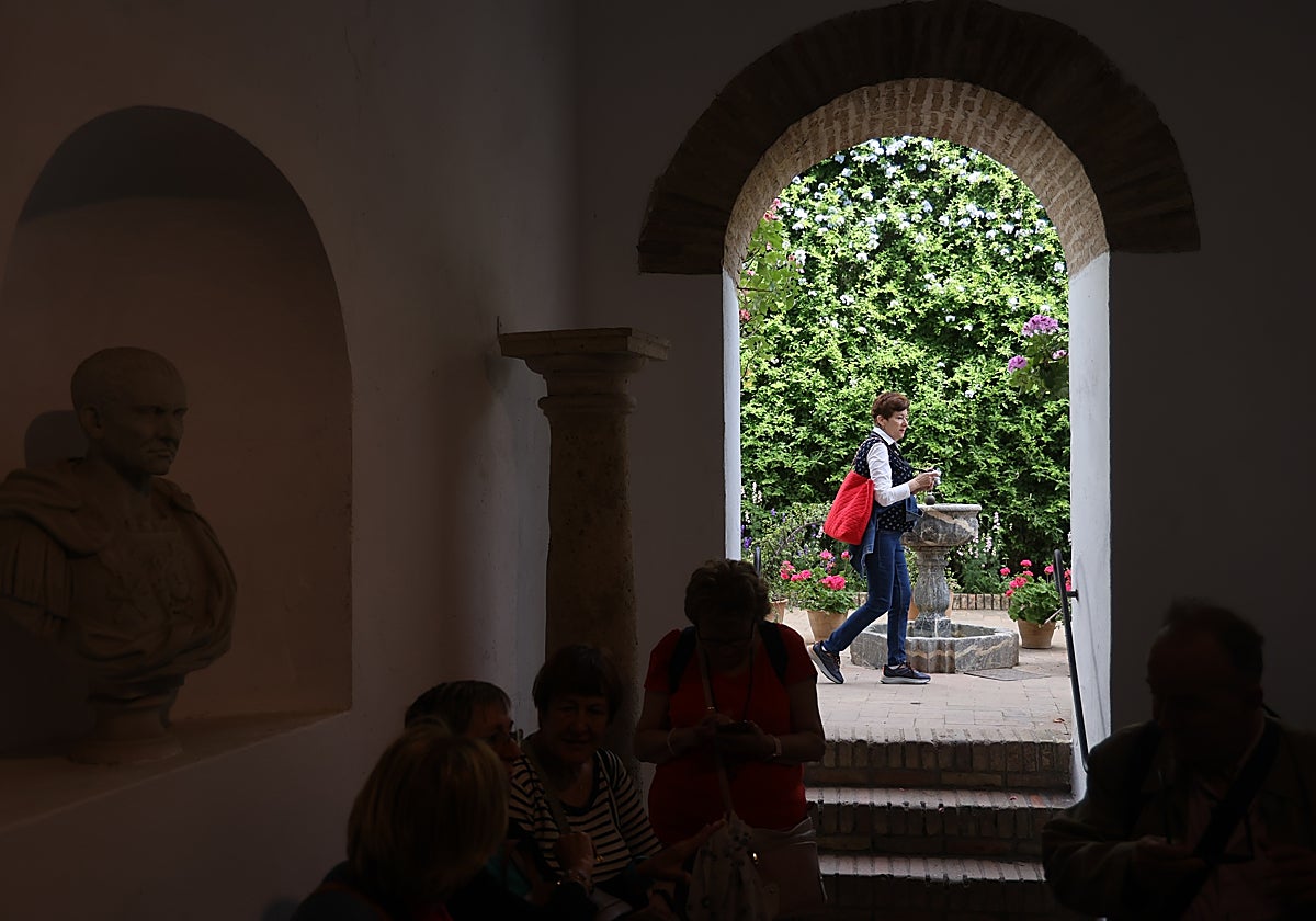 Una mujer en un patio de Viana