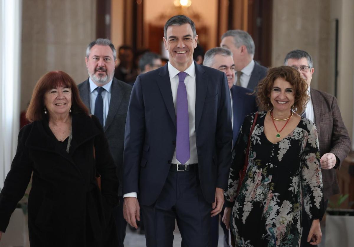 Sánchez y Montero, entre otros socialistas, antes de la reunión del grupo parlamentario