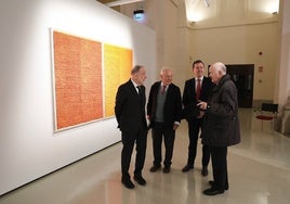 Javier Solana visita por sorpresa la exposición 'Miradas fragmentadas' en San Marcos