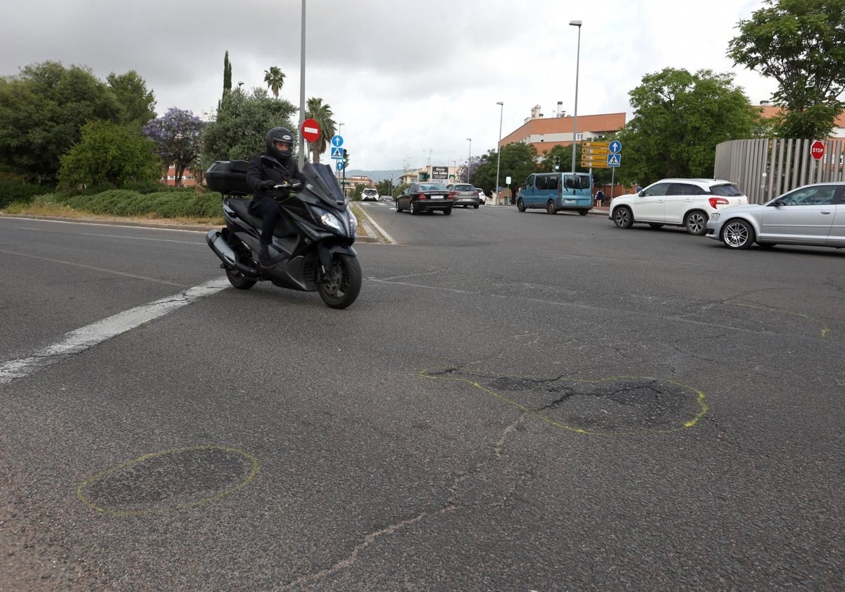 Una motocicleta en el Vial en el lugar del choque mortal de un motorista contra una patrulla