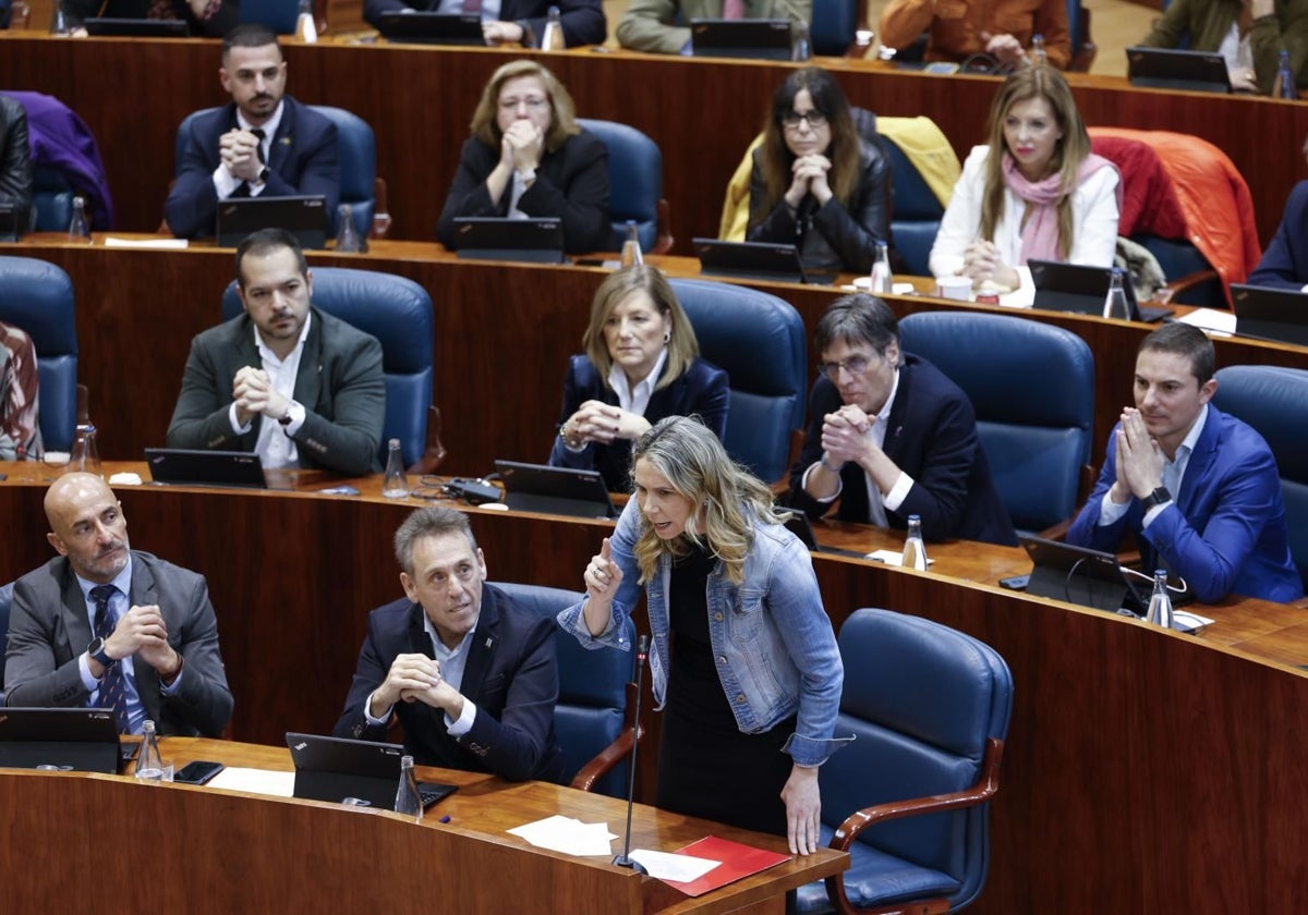 La portavoz del PSOE en la Asamblea de Madrid, Mar Espinar, rodeada de los diputados socialistas