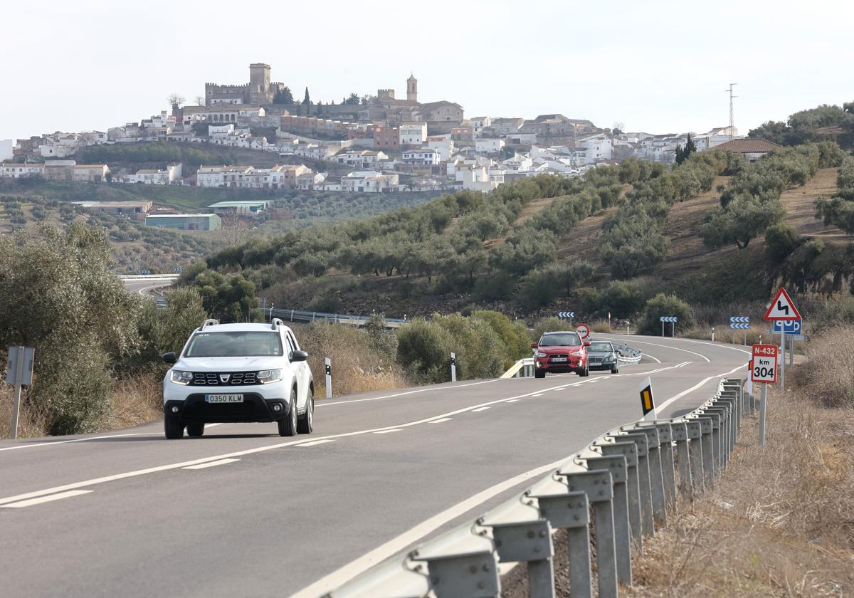 Coches circulando por la N-432 a su paso por Córdoba