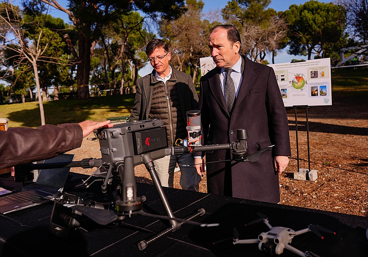 Borja Carabante y José Antonio Martínez Páramo comprueban la eficacia de los drones