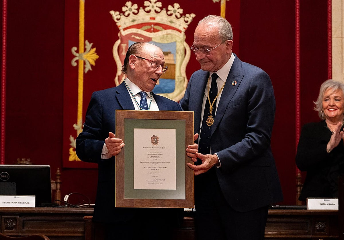 El alcalde de Málaga (i) y el cantaor Fosforito (d)
