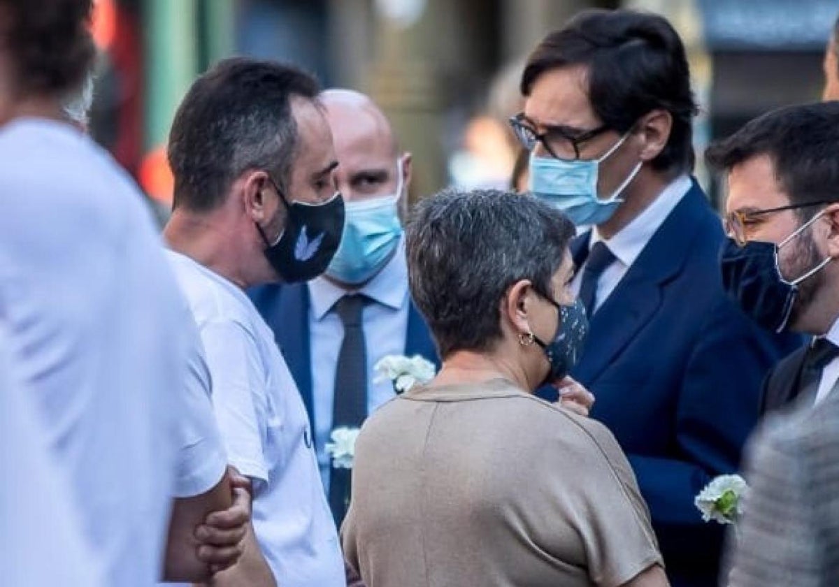 Javier Martínez, a la izquierda, junto al actual presidente de la Generalitat, Salvador Illa, en uno de los aniversarios del 17A