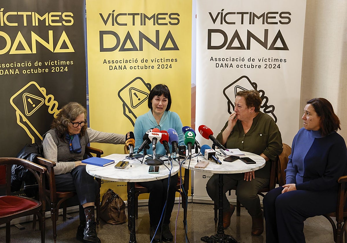 Imagen de la presidenta de la Associació de Víctimes Dana 29 octubre 2024, Mariló Gradolí (a la derecha), este viernes junto a varias asociadas durante la presentación de la agrupación