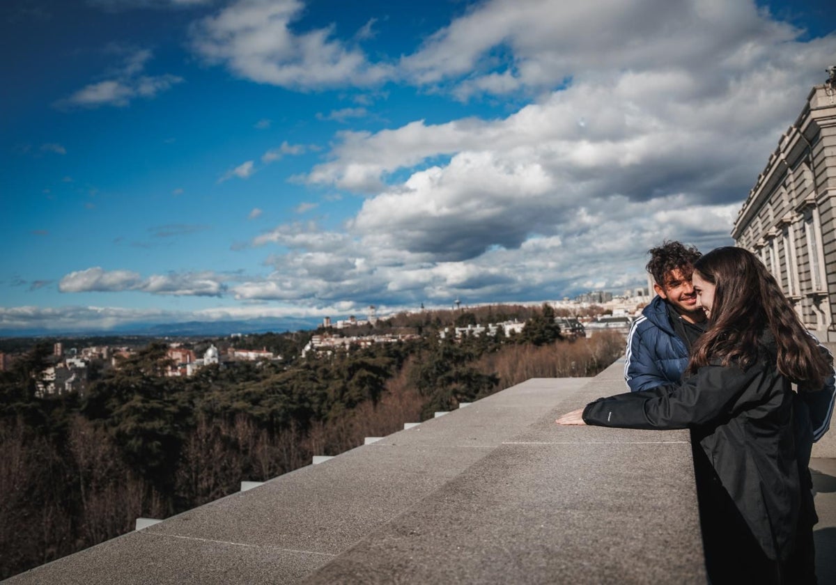 Una pareja contempla el horizonte desde el mirador de la Cornisa del Palacio Real