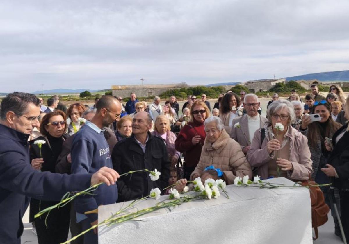 Acto de homenaje en Barbate a los marineros fallecidos en el naufragio del Domenech de Varó en 1973