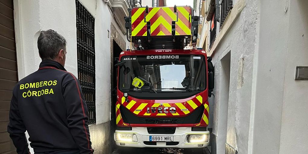 Un camión de los bomberos de Córdoba se queda totalmente atascado en la calle Buen Pastor