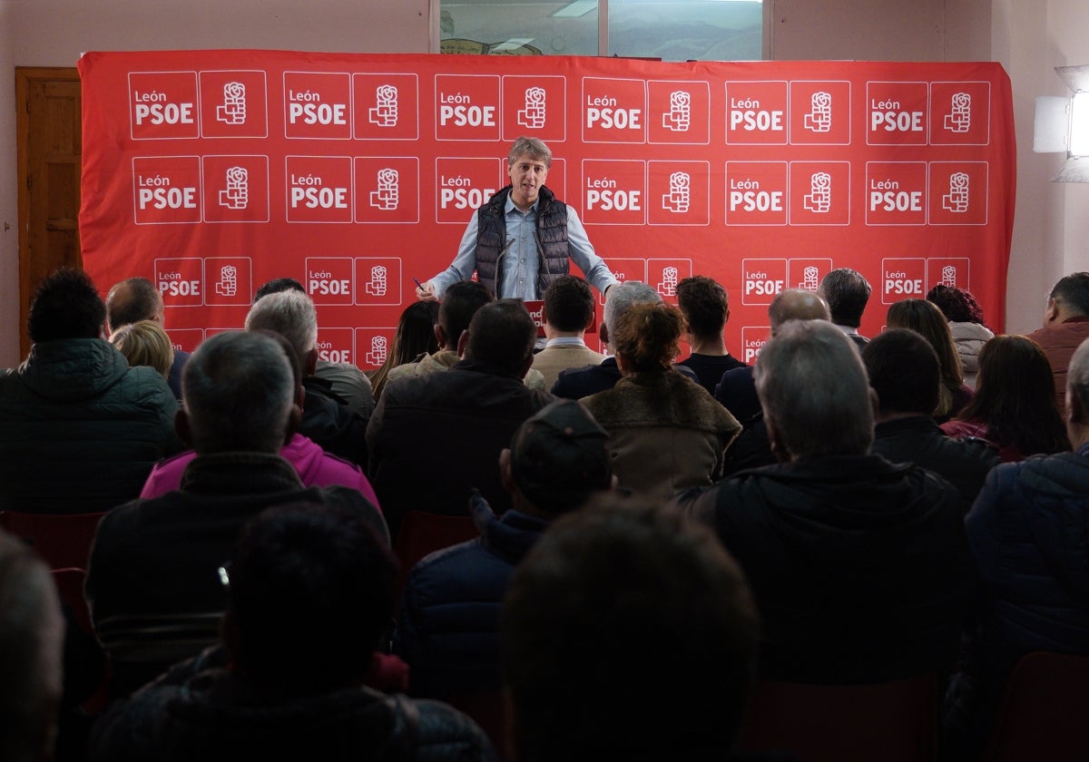 El secretario electo del PSCL, Carlos Martínez, en un encuentro con militantes en León