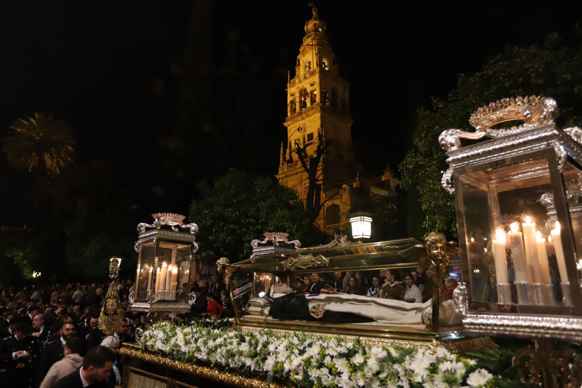La salida extraordinaria con las reliquias de San Juan Bautista de la Concepción por Córdoba, en imágenes