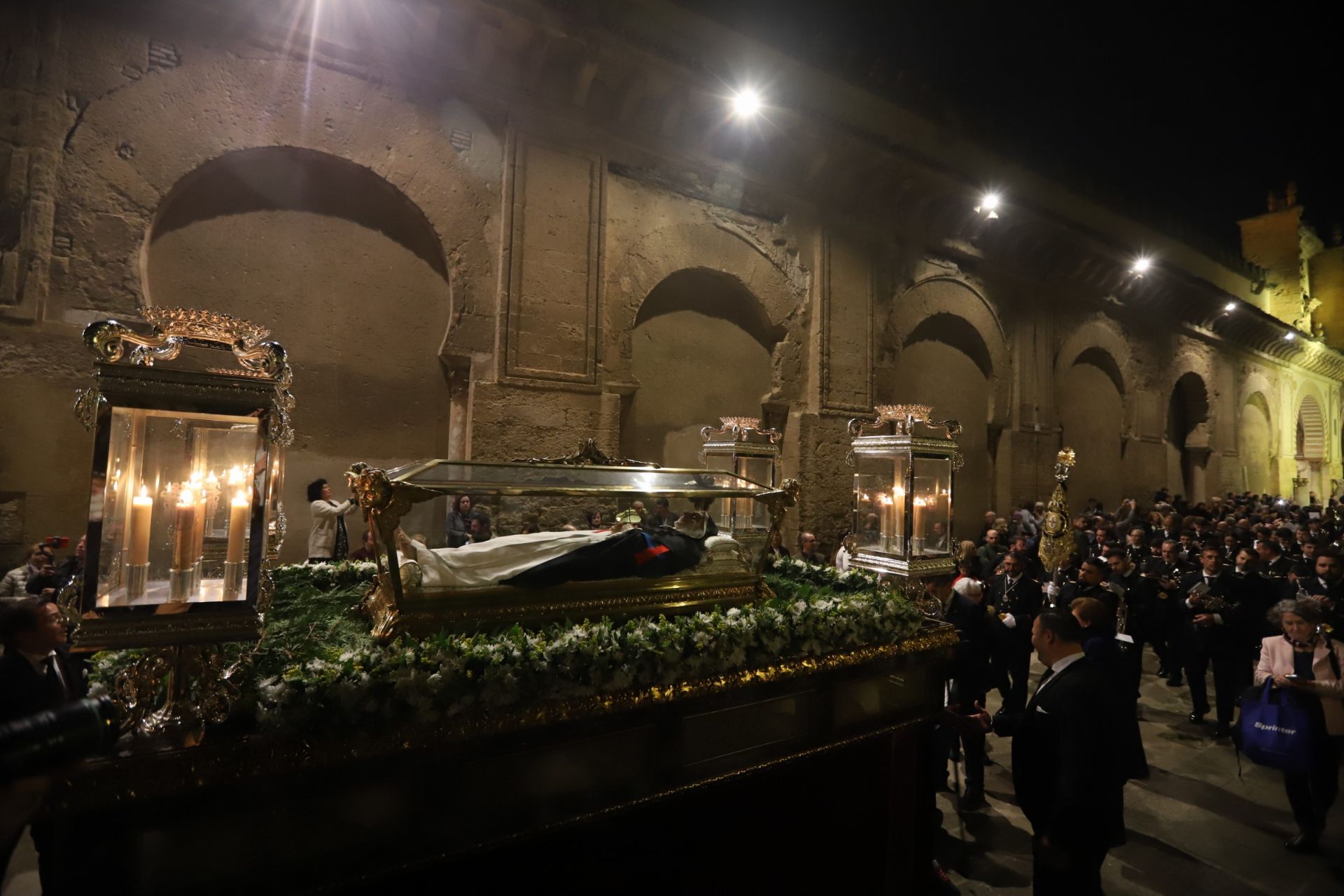 La salida extraordinaria con las reliquias de San Juan Bautista de la Concepción por Córdoba, en imágenes